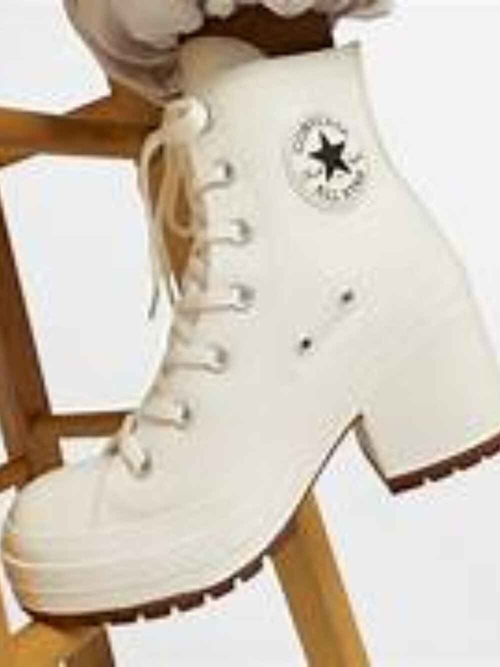 Give your easy-going look a luxe update with the Chuck 70 De Luxe Heel